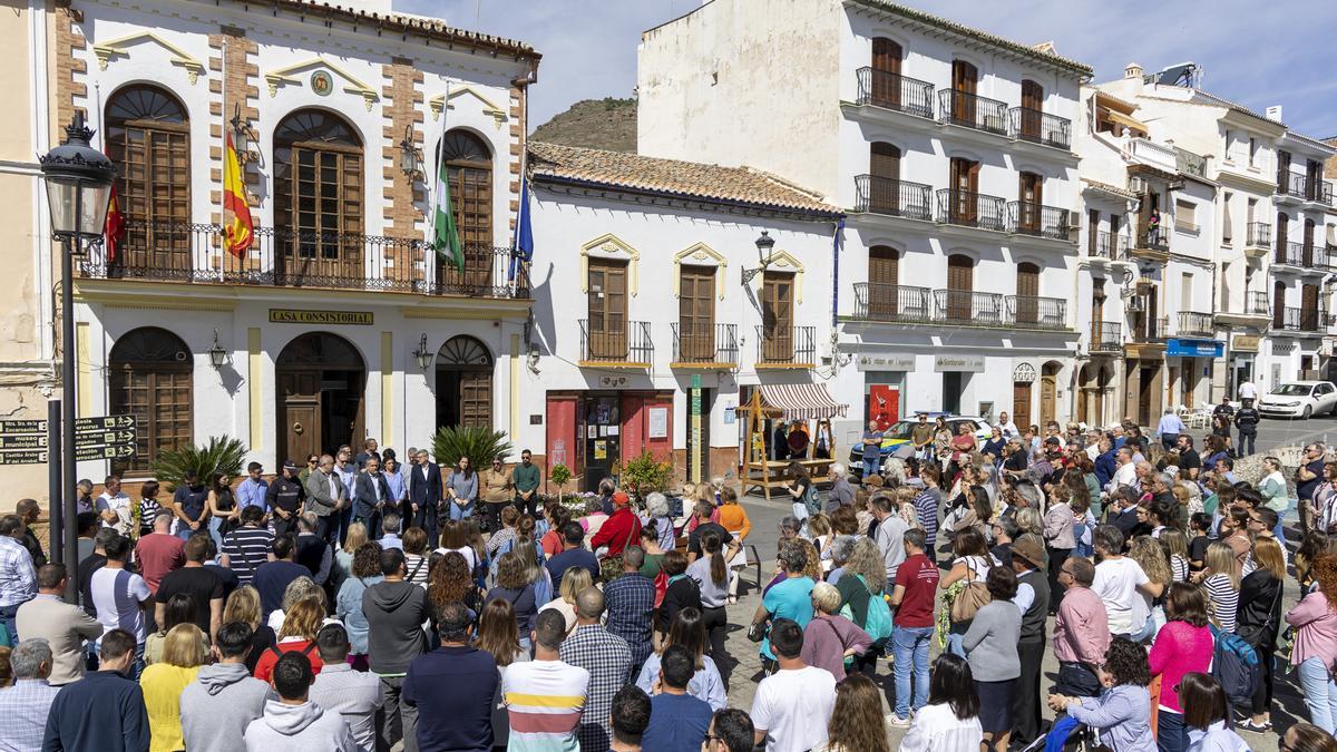 Un minuto de silencio en Álora (Málaga), el pueblo de Gracia, la mujer asesinada presuntamente por su expareja