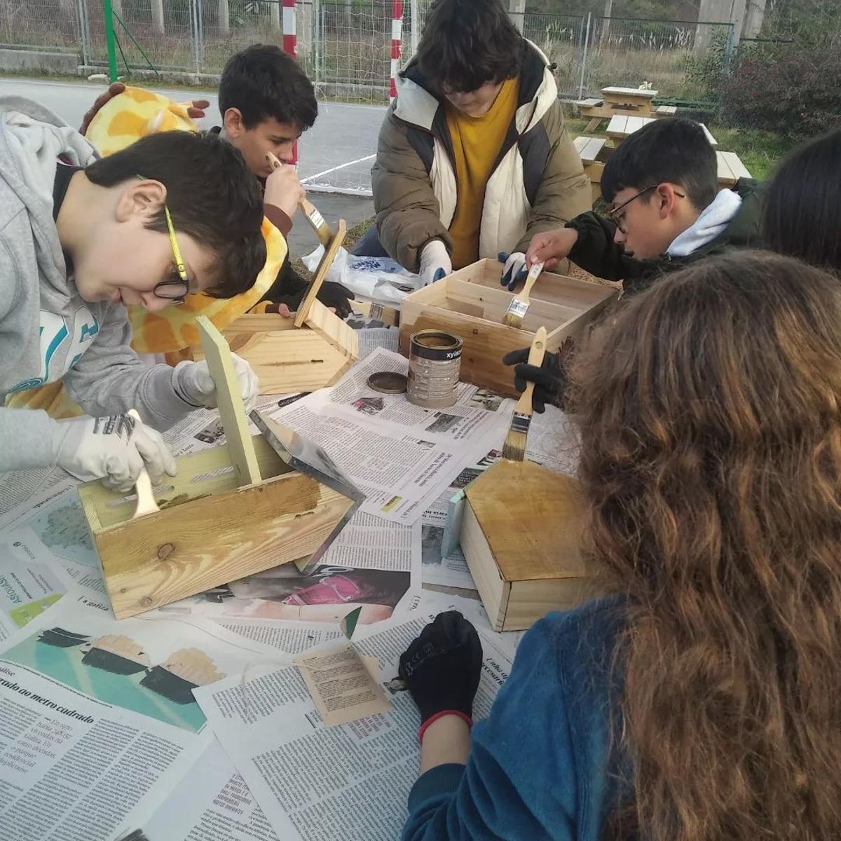 La preparación de cajas refugio para aves, insectos, mariposas y erizos.