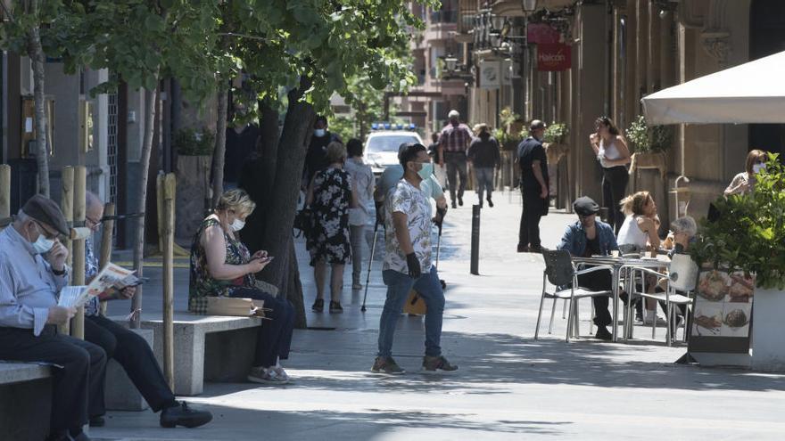 Gent al carrer durant l&#039;última fase del desconfinament a Manresa