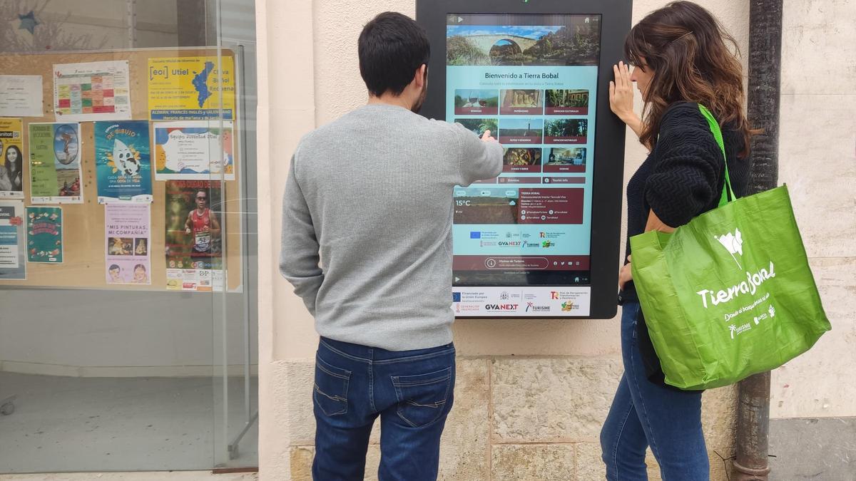 Pantallas de información sobre Tierra Bobal.