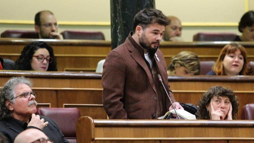 Rufián pregunta a Defensa por qué adjudicó la limpieza de dos cuarteles a un familiar de Franco