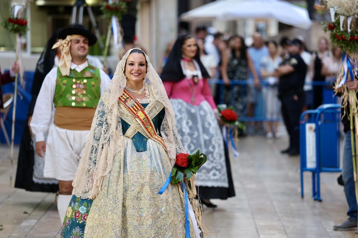Primera sesión de la Ofrenda en las Hogueras de Alicante con mucha presencia fallera
