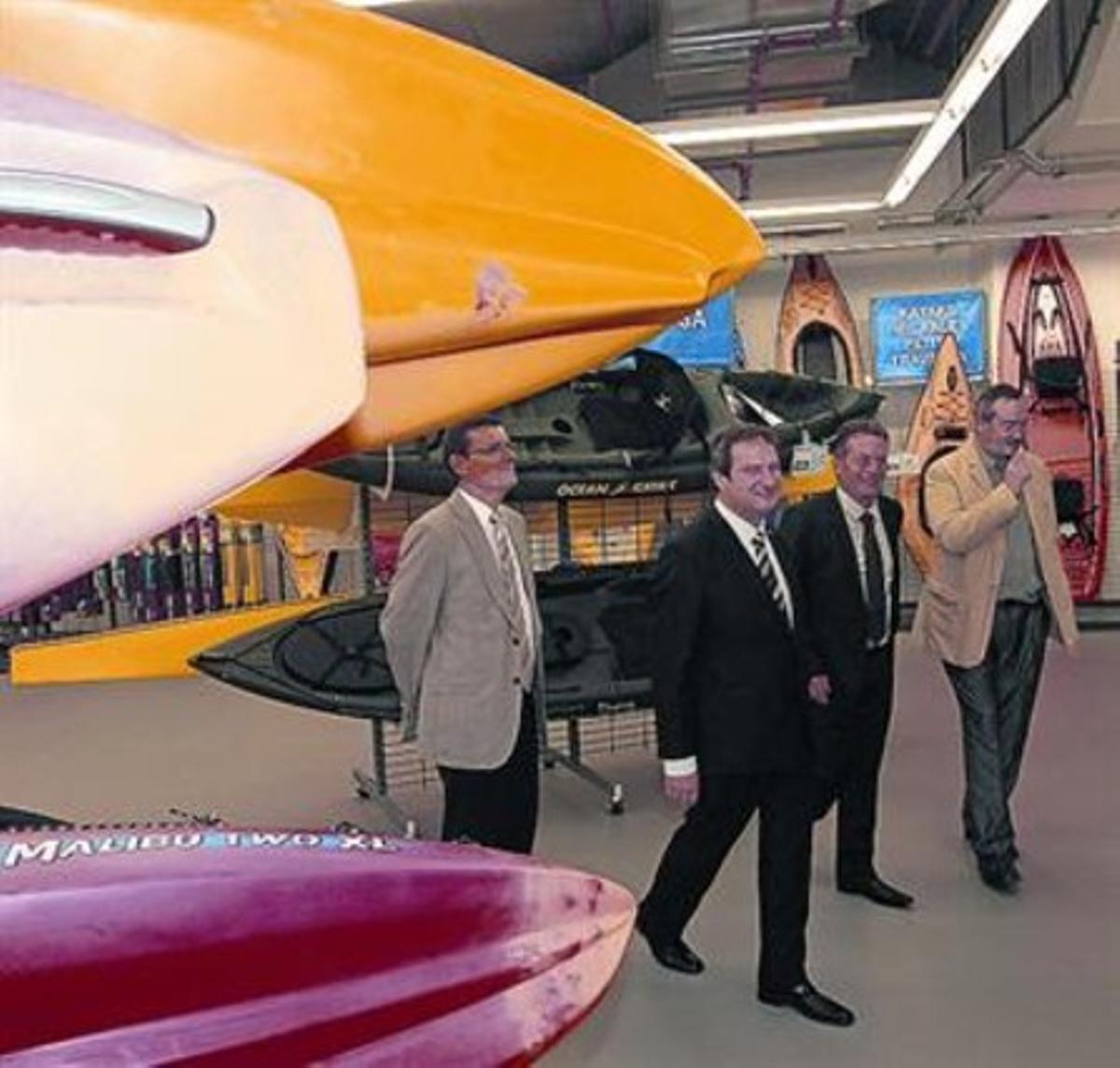 L’alcalde de Barcelona i una comitiva visiten la nova botiga, ahir.