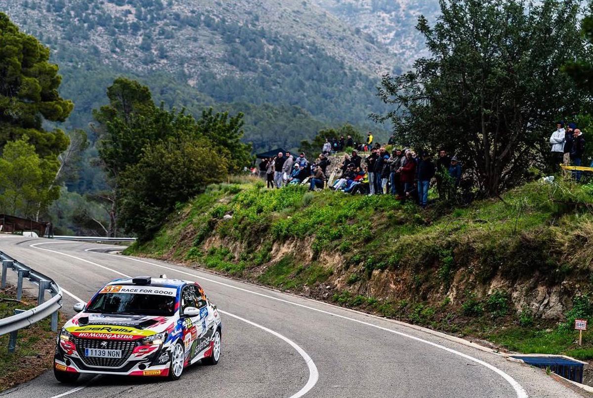 El coche de Pablo Fernández "Pistolo" y Lucía Otero, en pleno tramo en La Nucía.