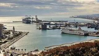 Avanzan los trabajos para la llegada de barcos con agua al Puerto de Málaga