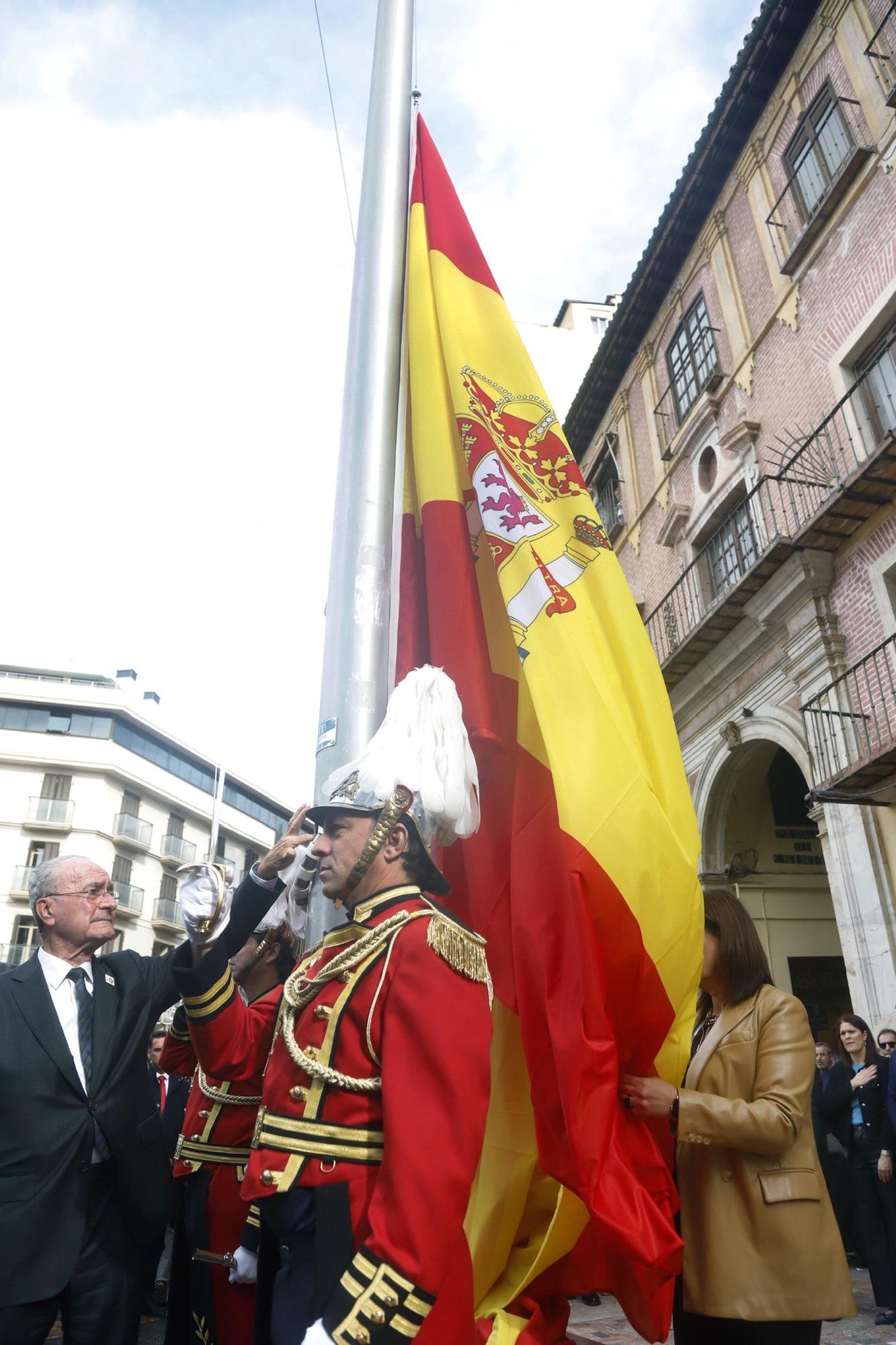 Málaga celebra el 44 aniversario de la Carta Magna con el izado de la bandera en la plaza de la Constitución