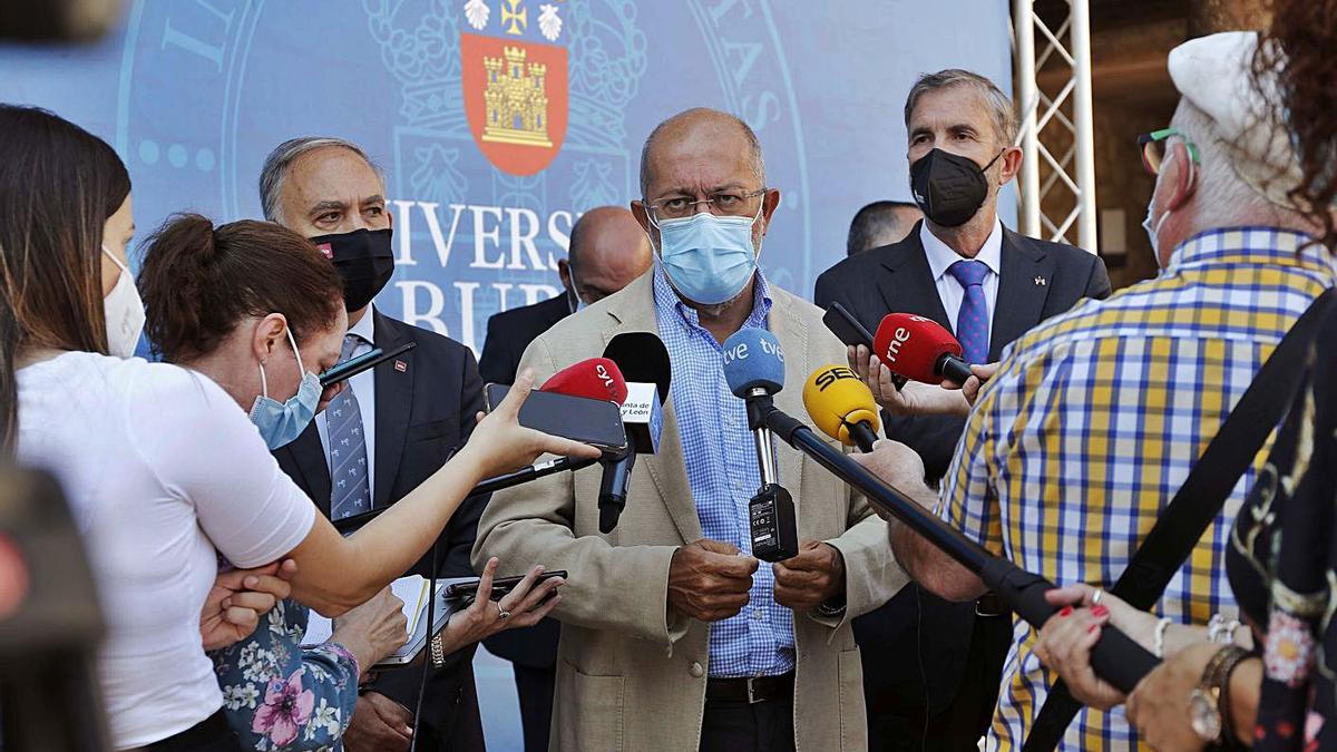 El vicepresidente de la Junta, Francisco Igea, atiende a los medios de comunicación en Burgos. | Europa Press