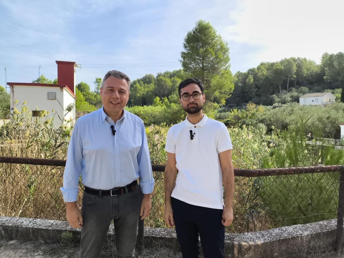 Los portavoces socialistas de l'Alcúdia de Crespins y Canals en el río Sants.