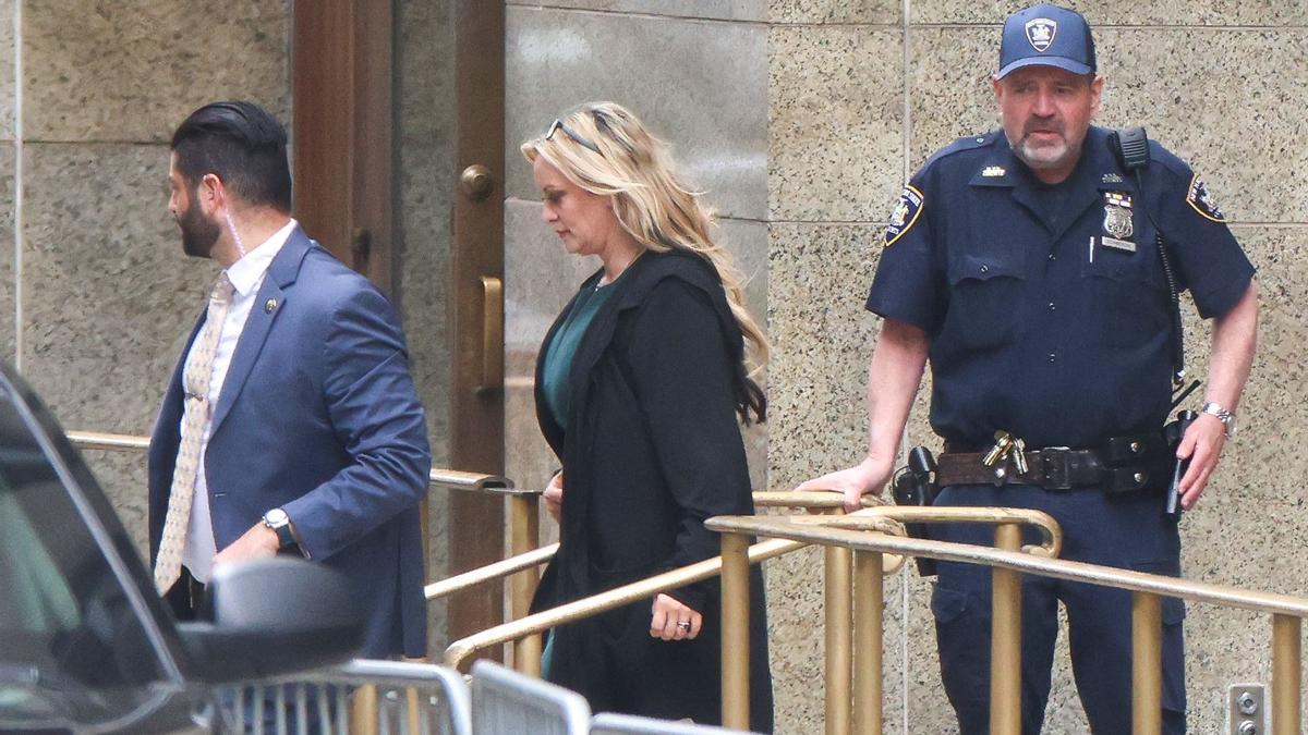 Stormy Daniels abandona el tribunal de Nueva York tras declarar en el juicio contra Trump, este jueves.