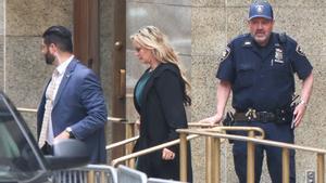 Stormy Daniels abandona el tribunal de Nueva York tras declarar en el juicio contra Trump, este jueves.