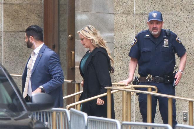 Stormy Daniels abandona el tribunal de Nueva York tras declarar en el juicio contra Trump, este jueves.