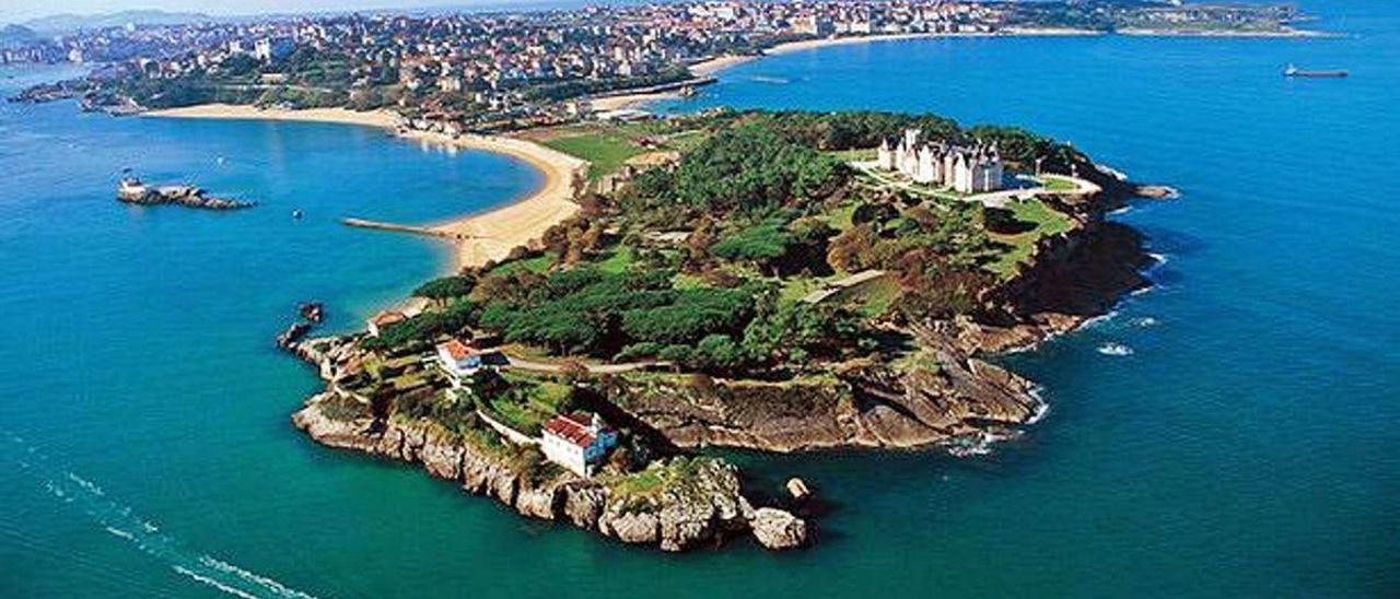 La bahía de Santander, con la península de La Magdalena en primer término.