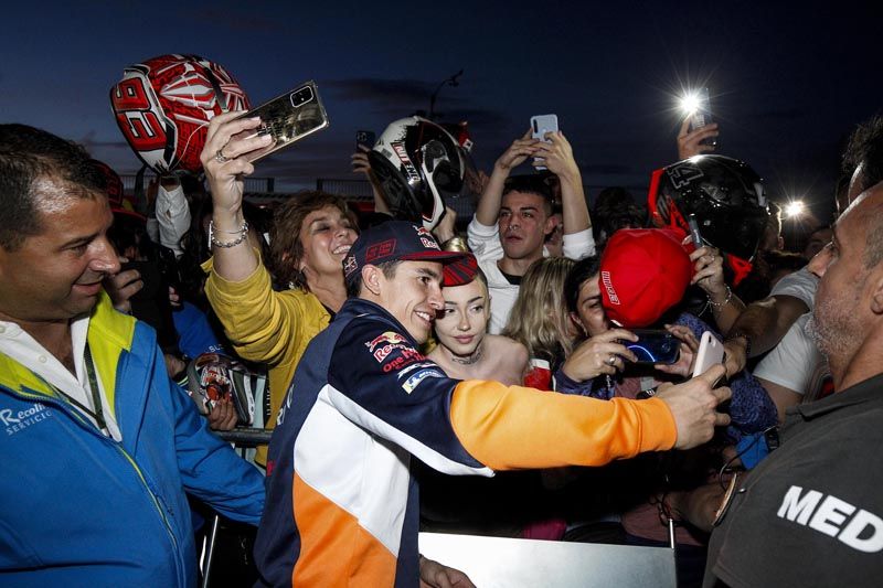 Ambientazo en Cheste | La afición disfruta con el Pit Walk