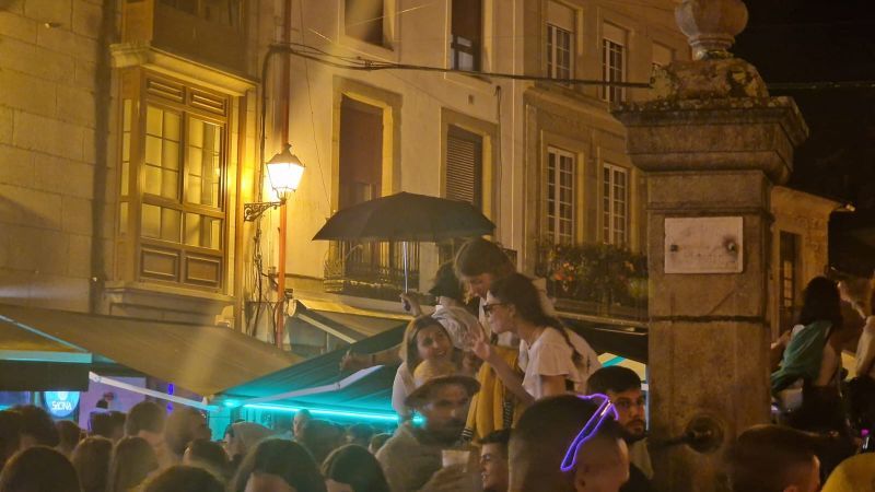 Lleno en los locales de copas con música de Vilagarcía durante la "noche del agua".