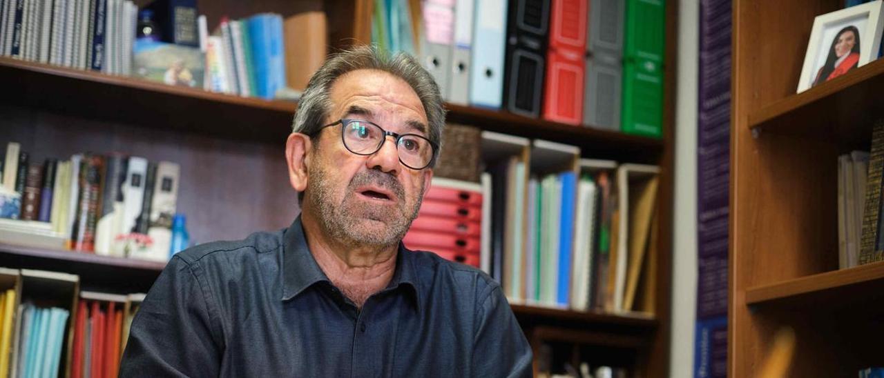 Pedro Álvarez en su despacho de la ULL.