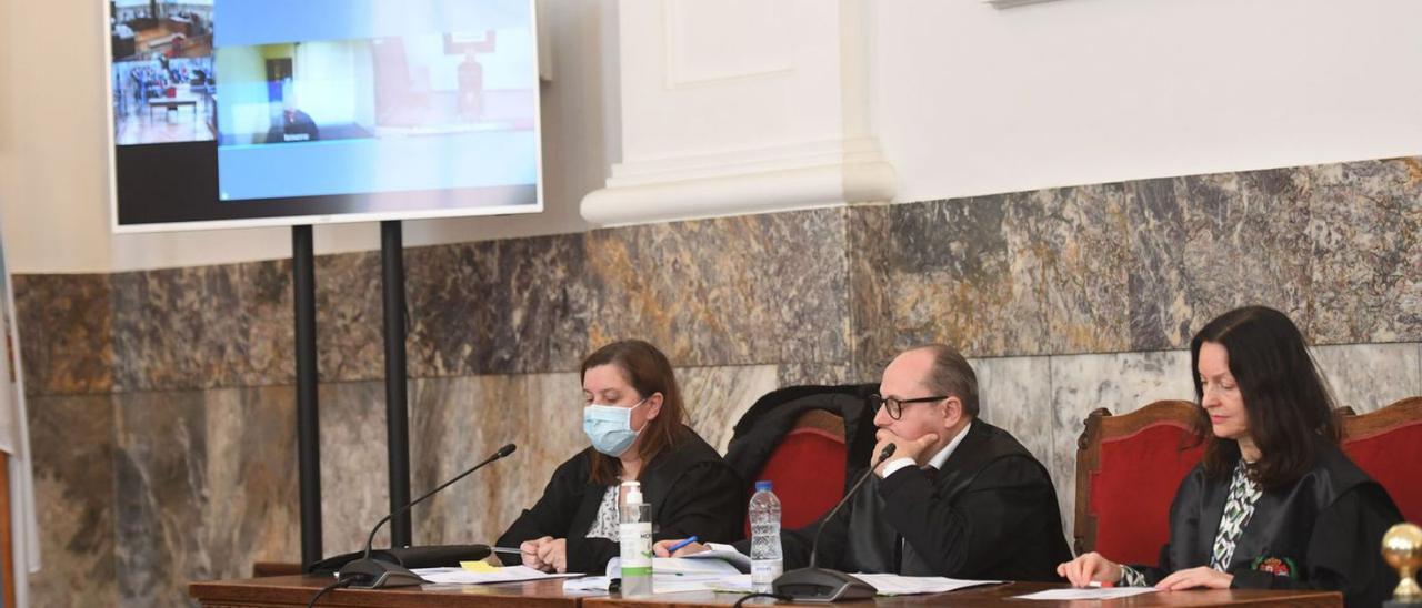 Las defensas de los encausados, que comparecieron por videoconferencia.