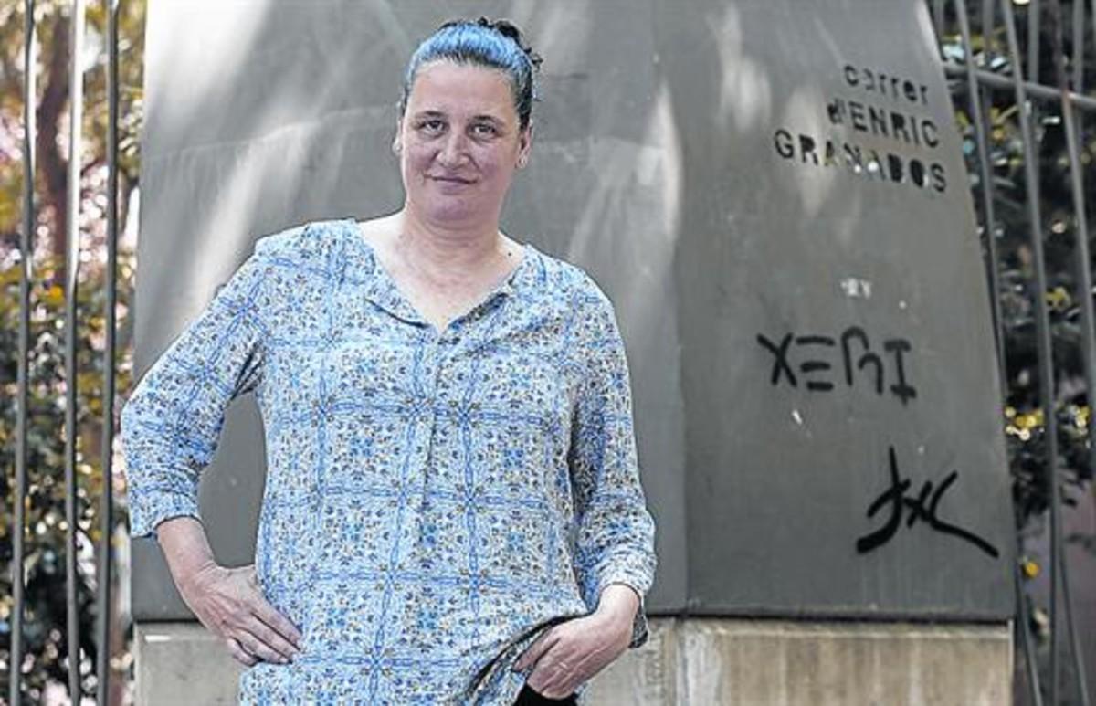 Bárbara Granados, frente al monumento dedicado a su bisabuelo, Enric Granados.