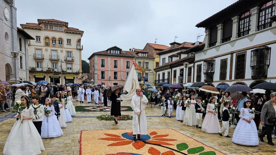 Una veintena de alfombras florales llenan de color la procesión del Corpus en Pravia