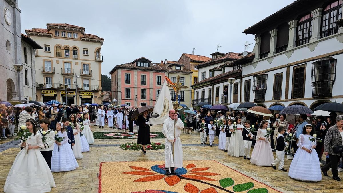 Pravia disfrutó del Corpus: así fue la colorida procesión