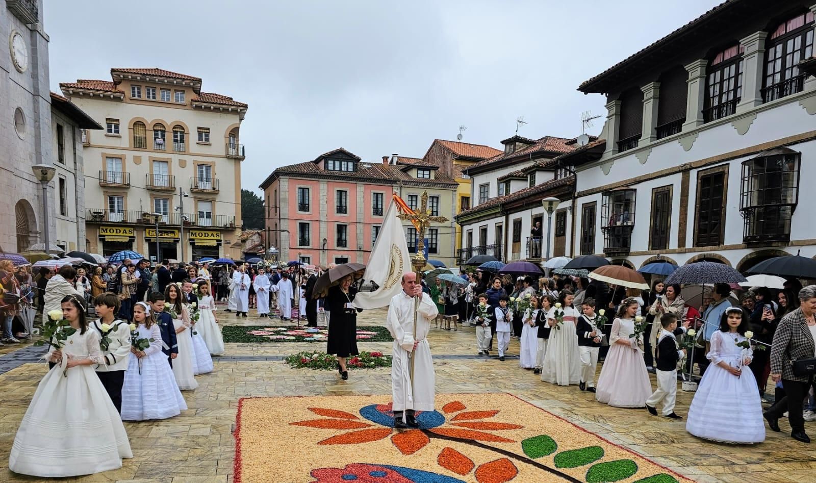 Pravia disfrutó del Corpus: así fue la colorida procesión