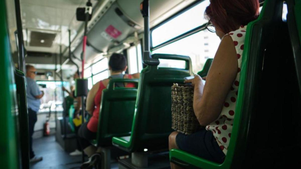 Interior de una guagua Titsa