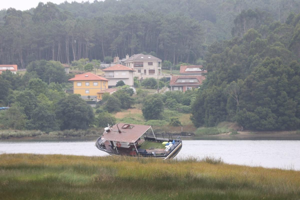 El barco encallado anoche en el río Ulla, a la altura de Catoira, ocupa un importante espacio natural.