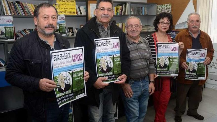 Presentación de la gala, con Loli Beloso y vecinos de Salcedo. // R.V.