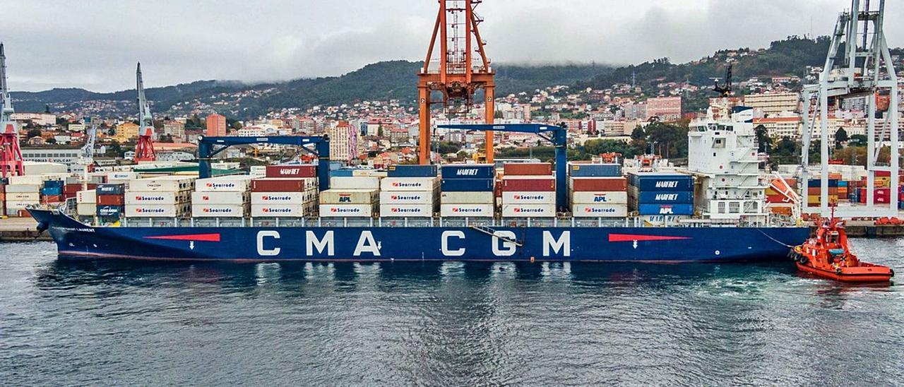 Un buque de la naviera CMA-CGM de la línea que trae contenedores con fruta de Sudamérica durante su maniobra de atraque en Vigo.