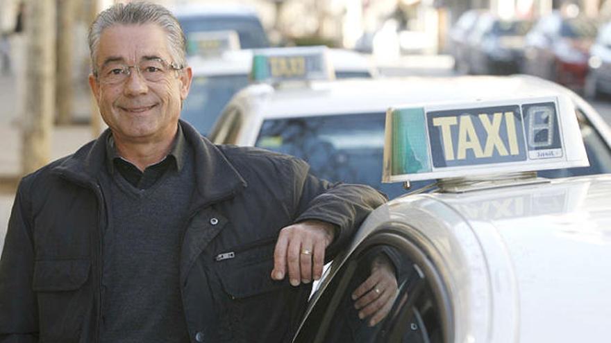 Ramon Garcia en la parada de taxis de Banyoles, on ha treballat durant més de vuit anys.