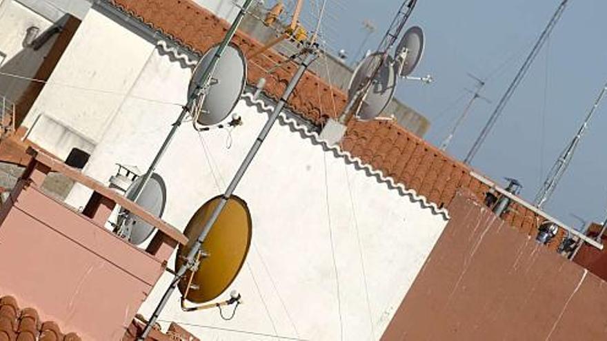 Antenas parabólicas colocadas en los tejados de algunos inmuebles situados en el centro de la ciudad. / fran martínez