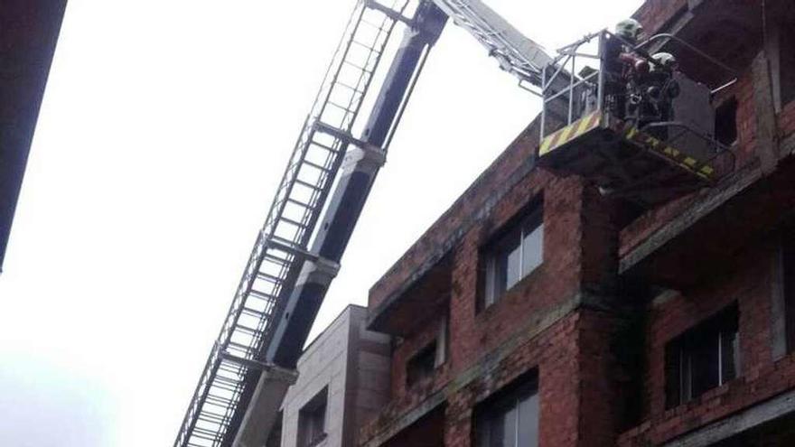 Actuación de los bomberos en el edificio.