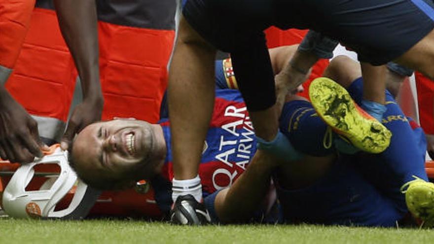 Andrés Iniesta, en el suelo doliéndose de la lesión.