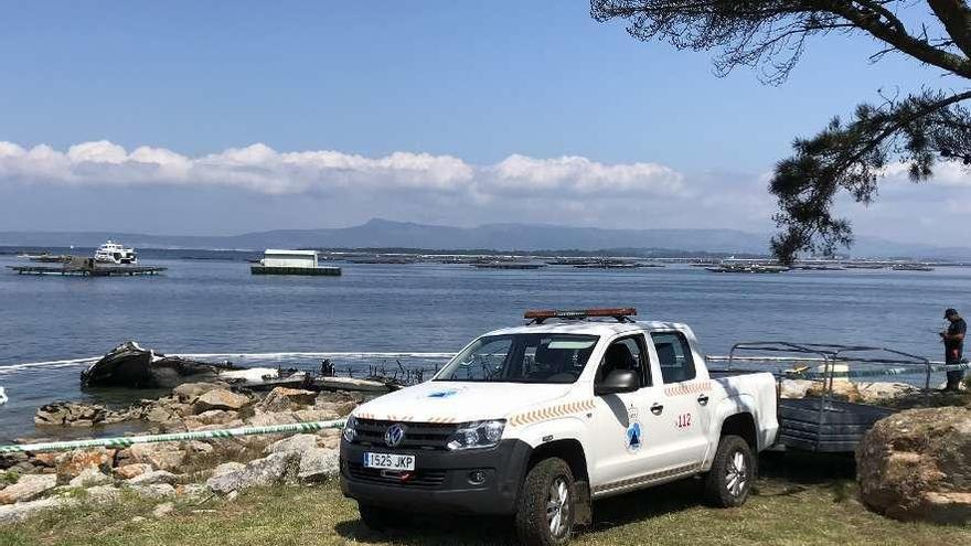 Efectivos de Emergencias O Grove ante los restos de la nave; acordonados por la Guardia Civil. // Muñiz