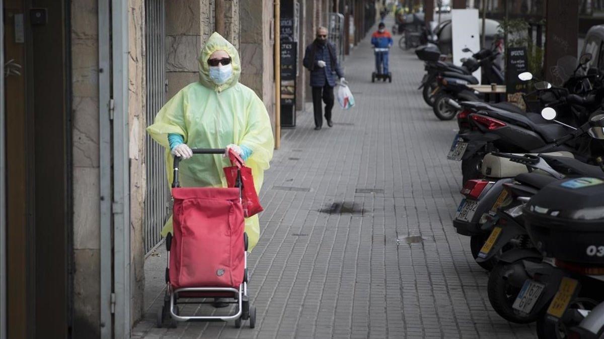 Una mujer sale a comprar totalmente protegida para prevenir el contagio por coronavirus