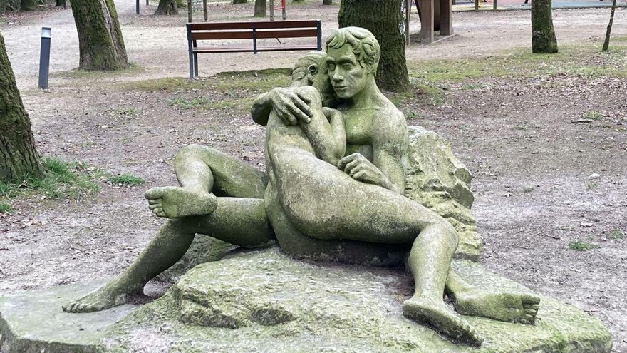 Escultura O Abrazo, emprazada na Carballeiras das Pedrosas. | // A.A.