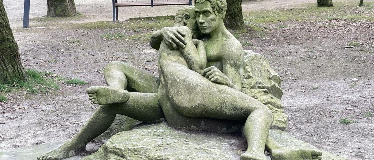 Escultura O Abrazo, emprazada na Carballeiras das Pedrosas.   | // A.A.