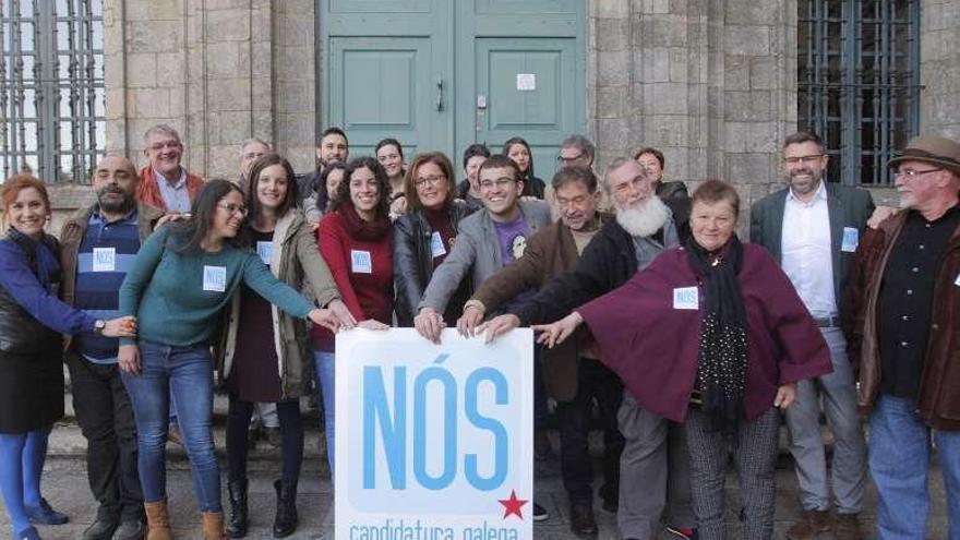Foto de familia de los integrandes de NÓS-Candidatura Galega. // X.A.