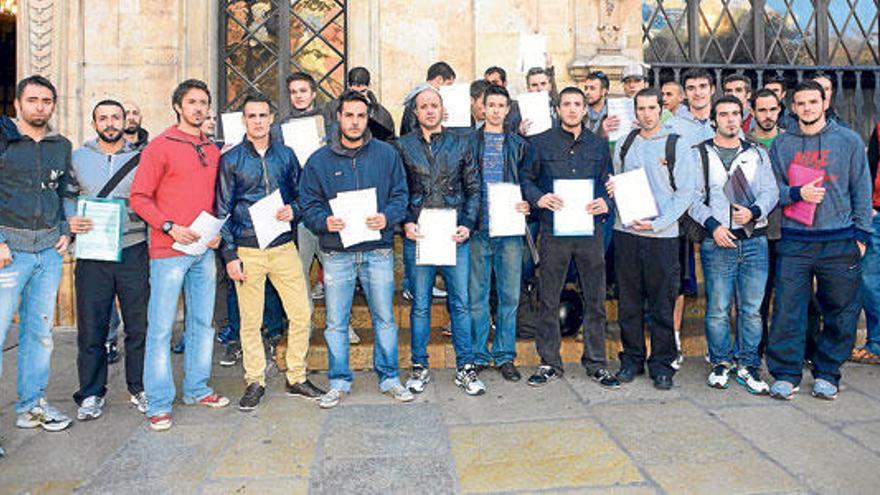 Un grupo de opositores en la plaza de Cort antes de presentar las alegaciones.