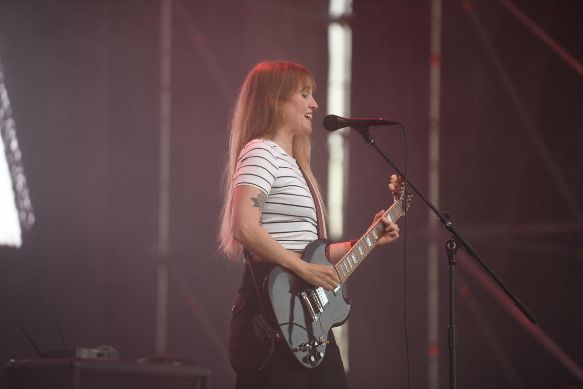 El dúo gallego formado por Anxela Baltar (guitarra y voz) y Violeta Mosquera (batería y voz) tomaron el escenario de la playa en la primera jornada del Festival Noroeste en Riazor. El dúo gallego formado por Anxela Baltar (guitarra y voz) y Violeta Mosquera (batería y voz) tomaron el escenario de la playa en la primera jornada del Festival Noroeste en Riazor.