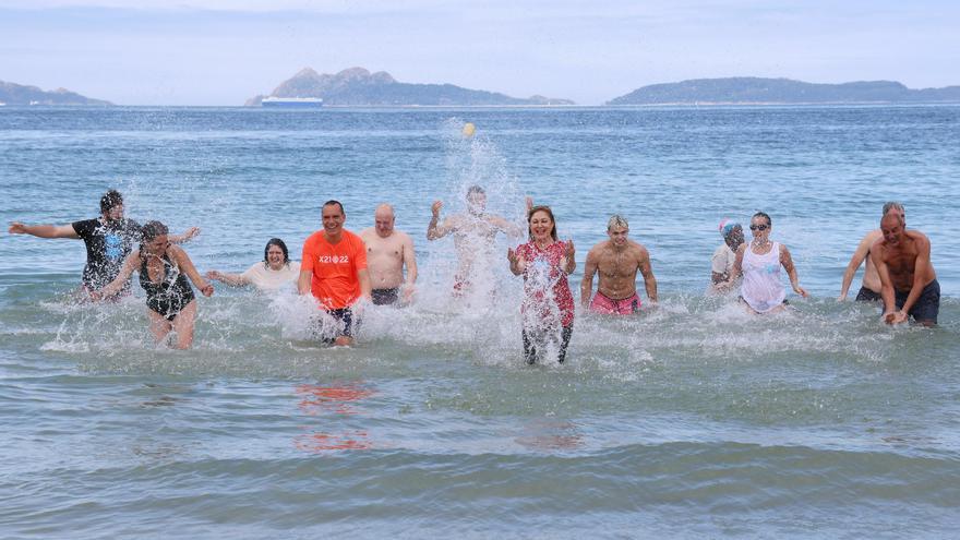 Pacientes y familiares se suman al chapuzón por la esclerosis múltiple en Samil