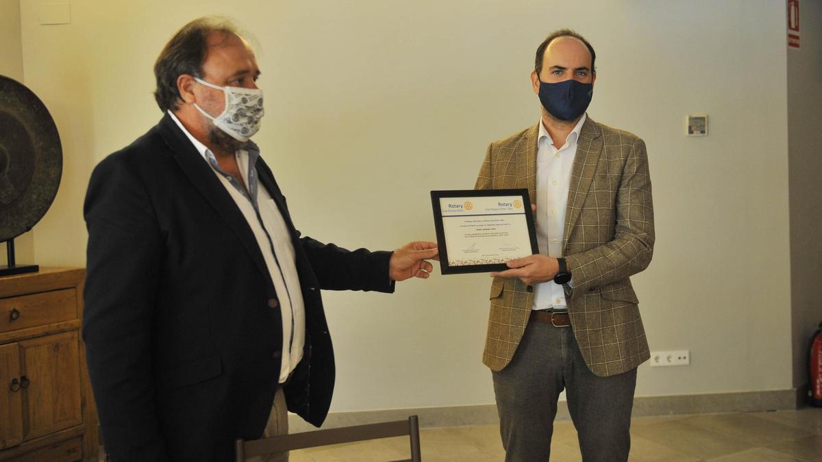 Pedro Soriano recibiendo el premio por su expediente en Derecho por la UNED