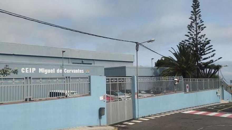 Las 6 limpiadoras de un colegio de El Tanque se quedan sin empleo