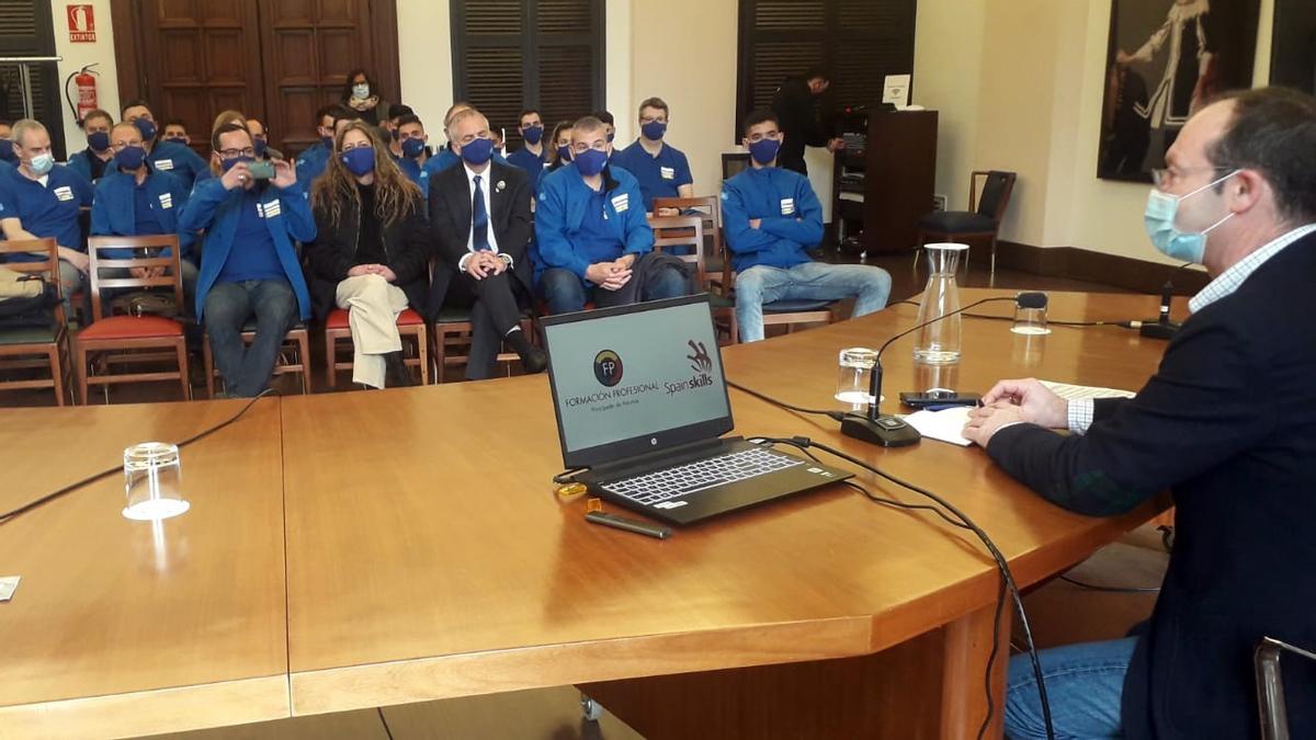 El equipo de la selección de FP, con el director general de Formación Profesional, Javier Cueli.