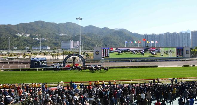 El jinete Alexis Badel monta Easy Go Easy hasta la victoria en la carrera 2, el Fantastic Light Hcp, durante las carreras internacionales de Hong Kong en Sha Tin.