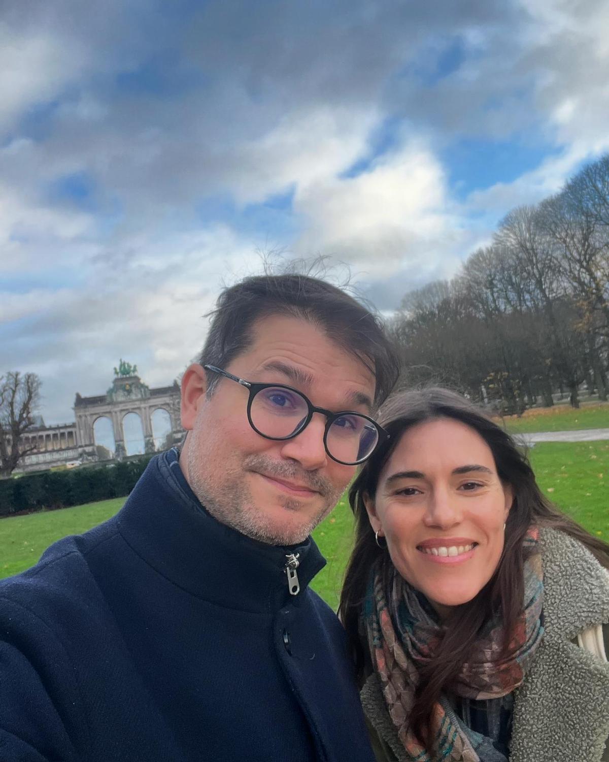 Juan Vergara, vigués afincado en Bruxelas, e María Sabarís (de Meis pero que vive en Londres) desenvolven o pódcast "Fóra do mapa" que opta a un premio de YouTubeiras.