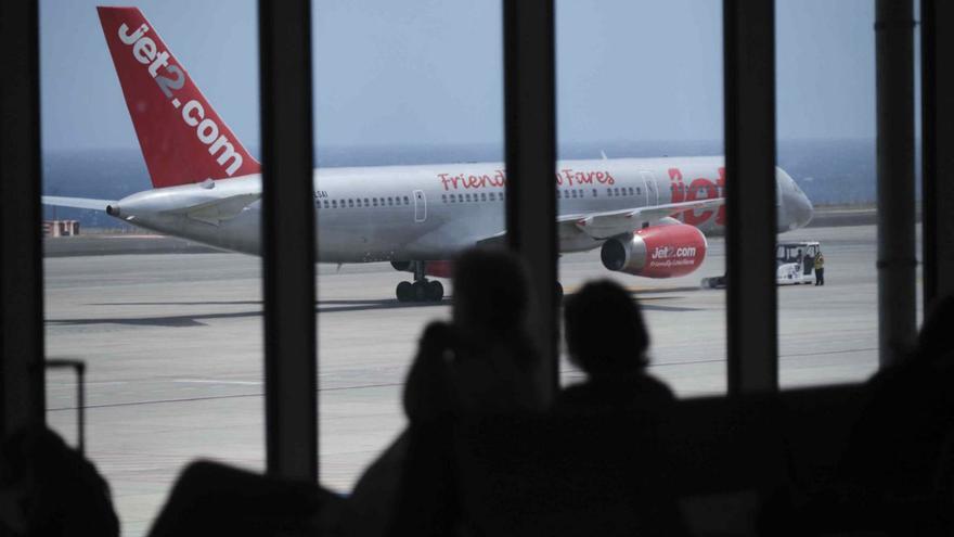 Avión en la pista del aeropuerto Tenerife Sur. | | CARSTEN W. LAURITSEN