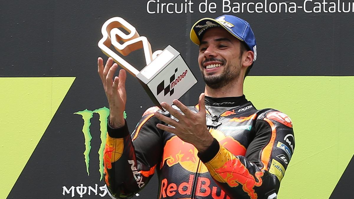 Oliveira celebra el triunfo en el podio