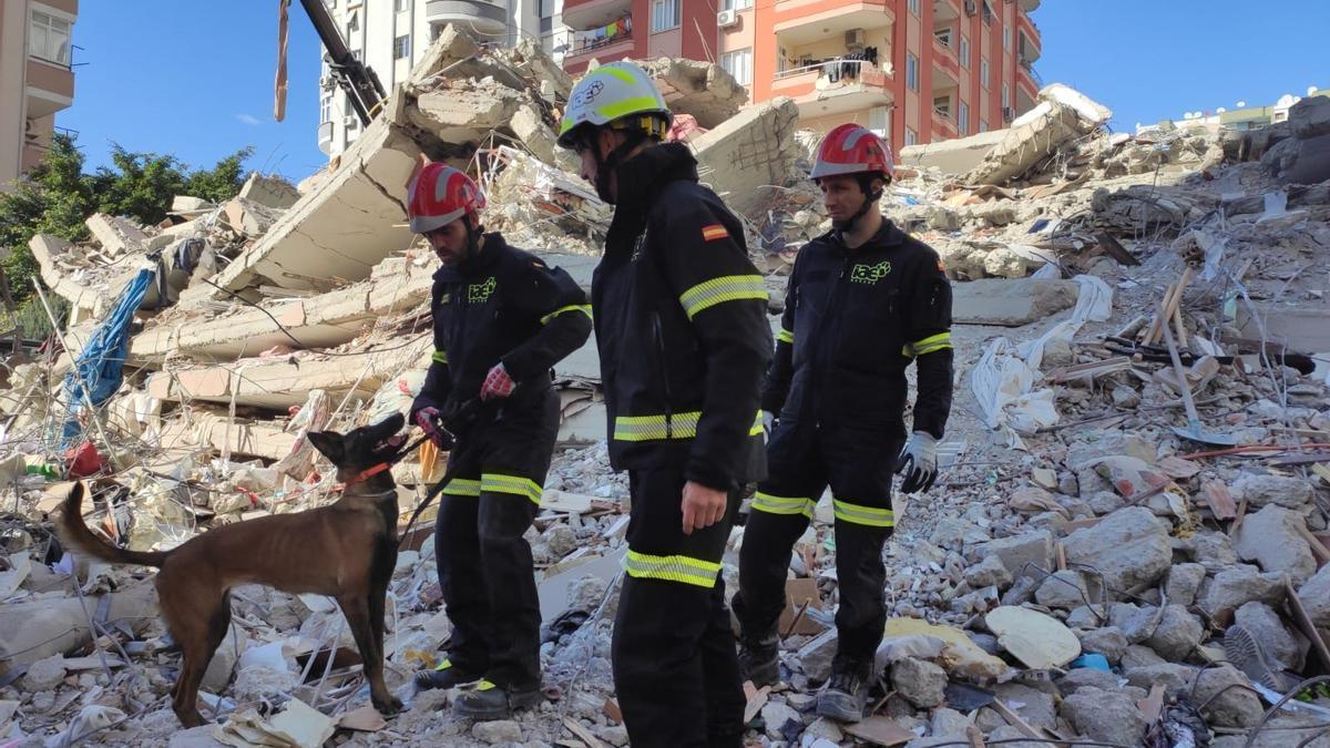 Un grupo de bomberos valencianos, este martes en Turquía.