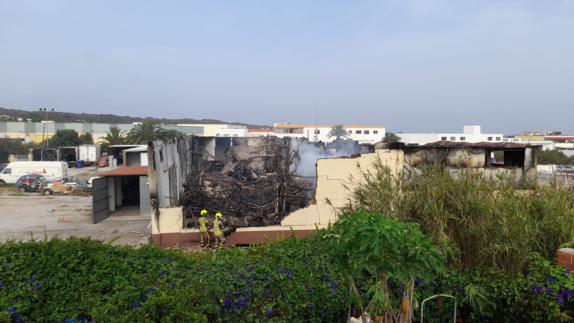 Galería de imágenes del incendio en un almacén industrial de vehículos de alquiler en Formentera