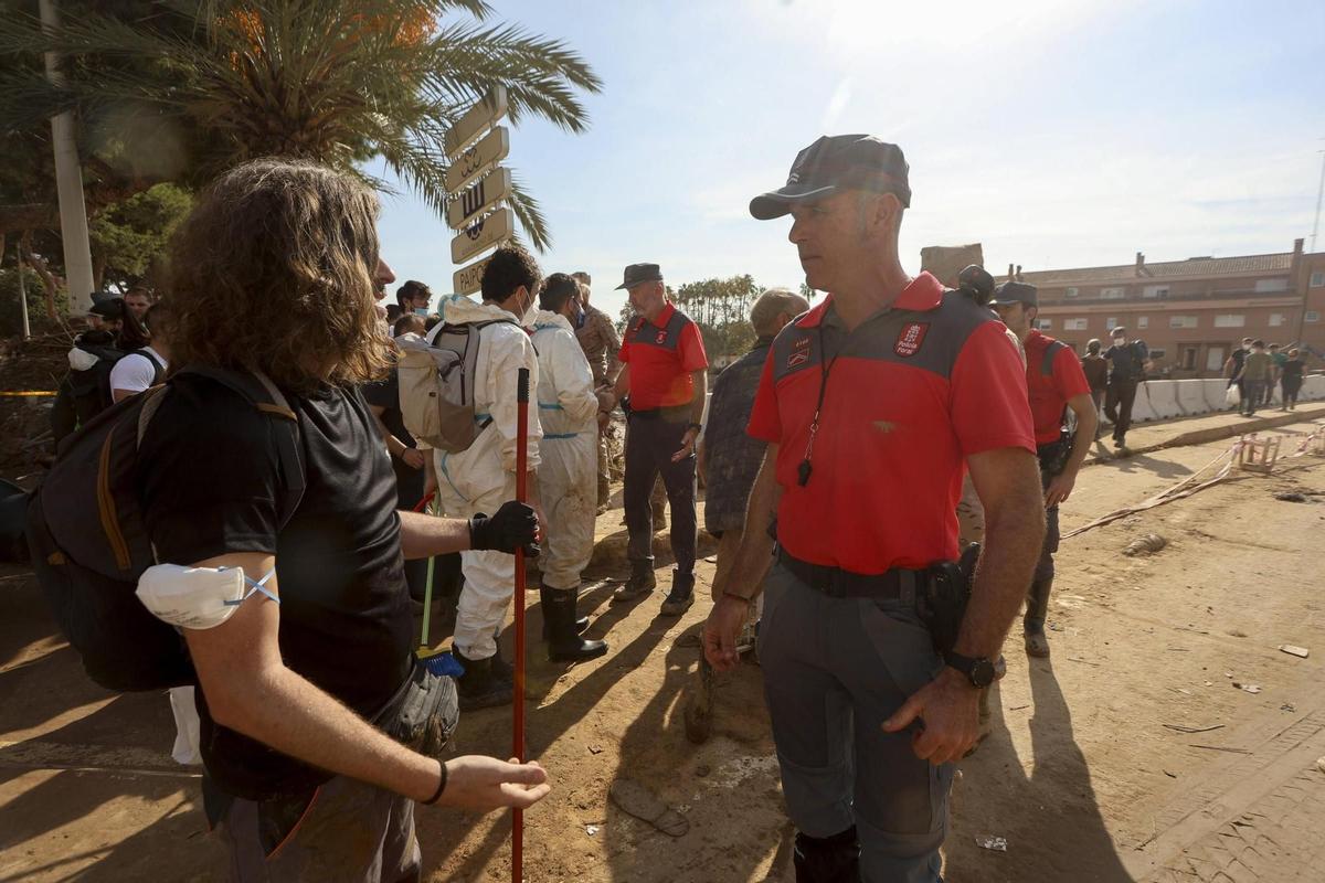 Un agente de la Policía Foralde Navarra dialoga con los voluntarios
